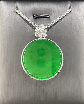 冰种辣绿翡翠圆形无事牌吊坠