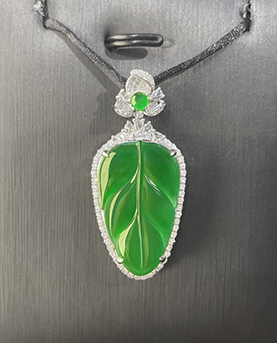 高冰阳绿翡翠树叶吊坠