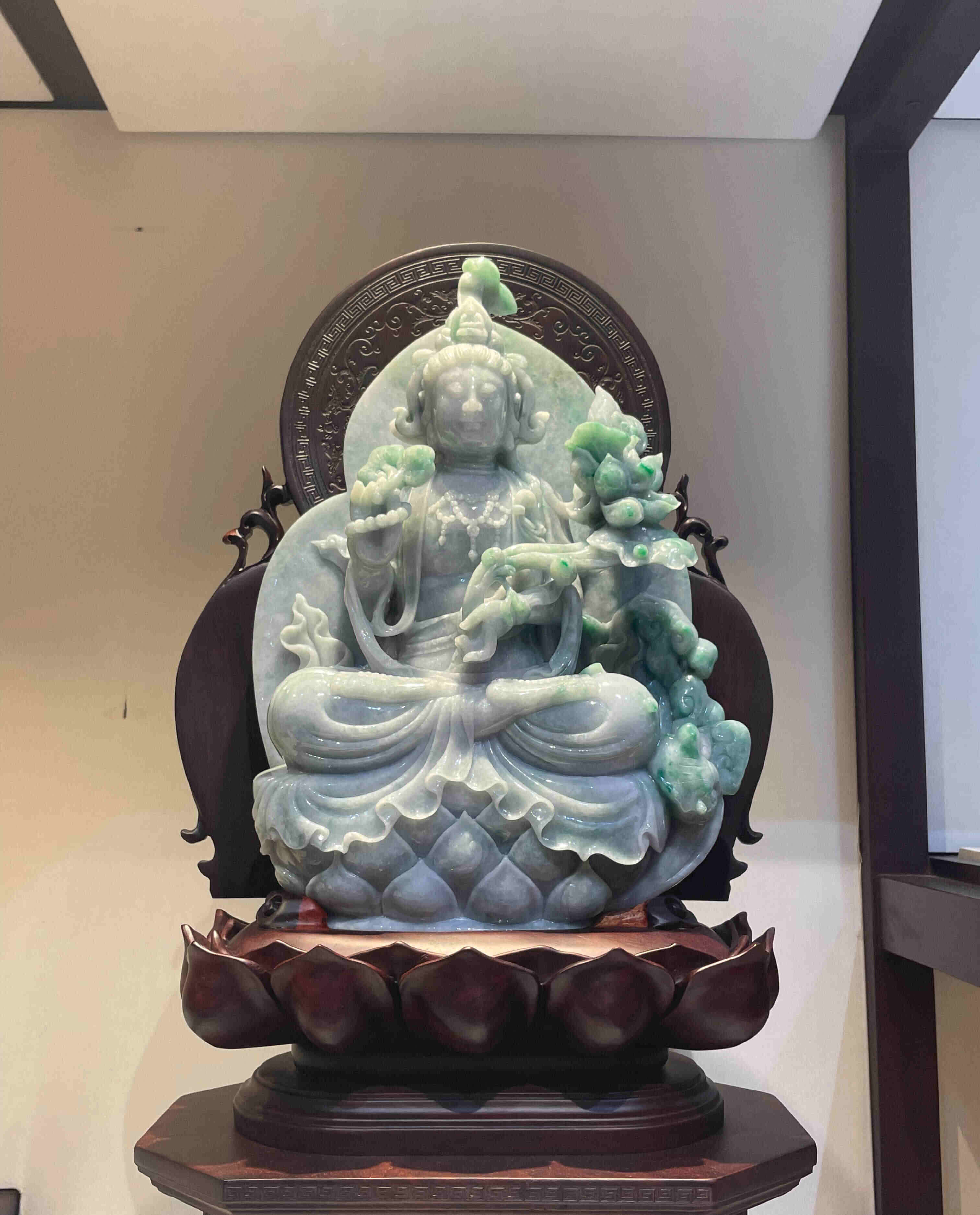 翡翠の観音像 蓮の花の彫刻 翡翠 お守り 観音様 jade ミャンマー 原石 ひすい ヒスイ